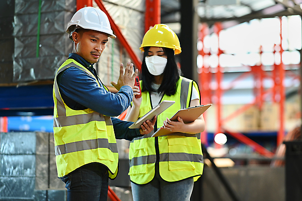 포토 JPG 해외이미지 여자 남자 노동자 선반 들기 성인 두명 아웃포커스 태블릿 손들기 작업장 안전모 물류 물류창고 안전조끼 성인만 물류센터 해외202309 해외포토 직업 산업 가구 모션 촬영기법 사람 전자제품 스마트기기 헬멧 안전장비 창고 파일형식