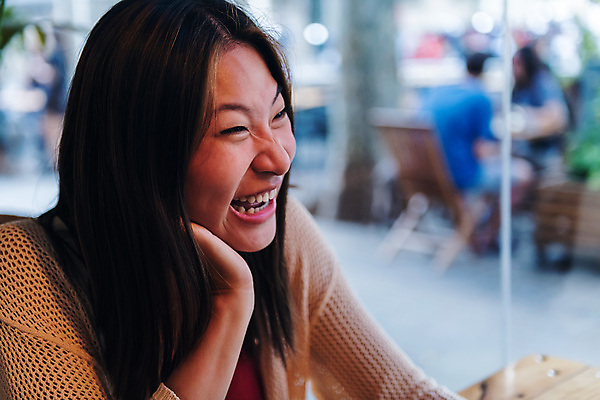 포토 JPG 해외이미지 1 라이프스타일 여자 행복 휴식 실내 한명 미소 웃음 사람 동양인 성인 10대 가로 중국 기쁨 신선 도시 유머 시원함 긍정 카페테리아 카피스페이스 해외202309 해외포토 감정 아시아 컨셉 청소년 표정 인종 내부 생활 공백 파일형식