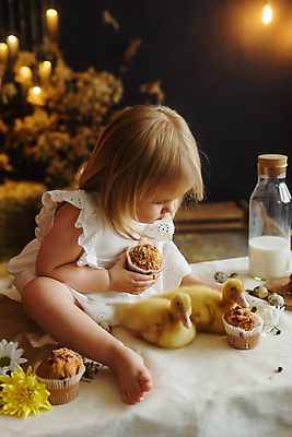 포토 JPG 해외이미지 전신 백인 여자 탁자 부활절 오리 한명 들기 앉기 옆모습 아기 머핀 여자아기한명만 해외202309 해외포토 서양인 1 기념일 빵 뷰포인트 가구 모션 조류 사람 여자한명만 여자아기만 파일형식