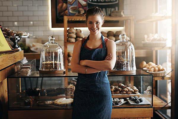 포토 JPG 해외이미지 응시 여자 사업가 성공 한명 성인 앞모습 팔짱 상점 카페 사장 직원 자영업 성인여자한명만 소상공인 해외202309 해외포토 직업 1 시선 뷰포인트 컨셉 비즈니스 모션 사람 경제 상인 여자한명만 성인여자만 파일형식