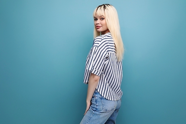 포토 JPG 해외이미지 백인 모델 1 학생 응시 여자 유럽 백그라운드 셔츠 실내 한명 서기 사람 20대 성인 파란색 금발 뷰티 카메라 흰색 블라우스 긍정 고립 스타일 성인여자만 카피스페이스 해외202309 해외포토 서양인 헤어스타일 시선 나라 컬러 컨셉 상의 모션 청년 내부 전자제품 공백 여자만 성인만 파일형식