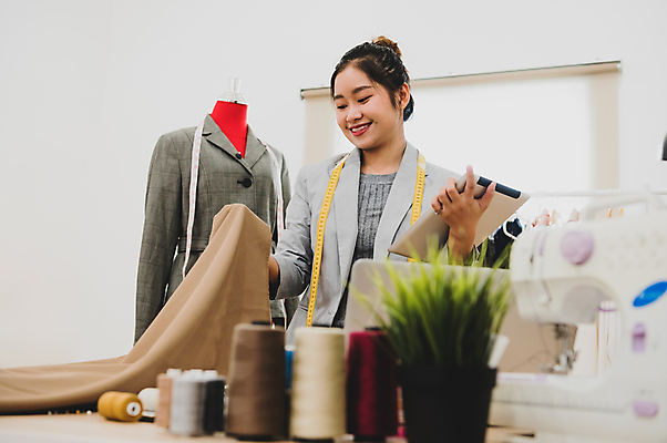 포토 JPG 해외이미지 디자인 여자 실내 한명 들기 성인 태블릿 직물 업무 비즈니스우먼 마네킹 디자이너 성인여자한명만 해외202309 해외포토 직업 1 비즈니스 모션 사람 내부 전자제품 스마트기기 작업 직장인 여자한명만 성인여자만 파일형식