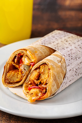 포토 JPG 해외이미지 접시 단면 사람없음 주스 치킨랩 터키음식 나무배경 해외202309 해외포토 식기 음료 음식 백그라운드 동양음식 파일형식 튀르키예