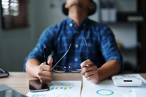 포토 JPG 해외이미지 직업 라이프스타일 남자 백그라운드 컨셉 인터넷 비즈니스 무선통신 그래프 설계 한명 사람 성인 가로 금융 경제 노트북 사무실 저축 타이핑 비즈니스맨 전문직 계획 위험 불안 책상 분석 고민 보고서 경영자 문서 투자 업무과다 문제 경영 마케팅 세금 예산 위기 비용 중소기업 해외202309 해외포토 1 감정 가구 회사 통신 생활 전자제품 업무 직장인 리더 파일형식
