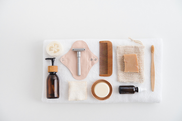 포토 JPG 해외이미지 사람없음 재활용 머리빗 칫솔 오브젝트 비누 수세미 공병 천연비누 친환경제품 제로웨이스트 해외202309 해외포토 위생용품 그린캠페인 미용용품 사회이슈 친환경 병_담는 파일형식