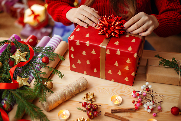 포토 JPG 해외이미지 손 리본 크리스마스 포장 크리스마스선물 신체부위 장식 선물상자 12월 해외202309 해외포토 기념일 선물 사람 상자 날짜 파일형식