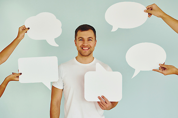 포토 JPG 해외이미지 서양인 손 남자 말풍선 한명 들기 상반신 성인 앞모습 신체부위 팻말 성인남자한명만 카피스페이스 해외202309 해외포토 외국인 1 뷰포인트 모션 프레임 사람 공백 남자한명만 성인남자만 파일형식