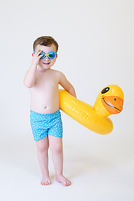 포토 JPG 해외이미지 백인 모델 디자인 계절 어린이 바다 컬러 백그라운드 휴가 휴식 한명 안전 사람 앉기 사람없음 물 비키니 햇빛 유행 수영 희망 활발 장비 흰색 반지 원형 선탠 휴양지 튜브 비치웨어 고무 해외202309 해외포토 자연요소 도형 서양인 1 옷 수영복 감정 컨셉 장신구 모션 태양 장소 수상스포츠 파일형식