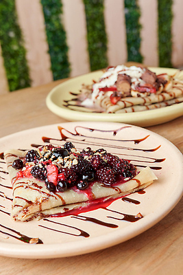 포토 JPG 해외이미지 음식 딸기 디저트 바나나 사람없음 초콜릿 달콤 아침식사 햄 산딸기 호두 성분 토마토소스 블랙베리 입가심 페퍼로니 크레이프 해외202309 해외포토 과일 육류 식사 견과류 소스_음식 소시지 맛 파일형식