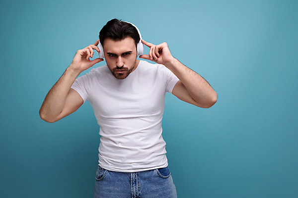 포토 JPG 해외이미지 라이프스타일 남자 행복 음악 이어폰 백그라운드 티셔츠 갈색머리 실내 한명 미소 성인 유행 귀여움 헤드폰 소리 듣기 검은머리 시원함 DJ 오디오 고립 스타일 카피스페이스 해외202309 해외포토 1 헤어스타일 감정 음향기기 컨셉 셔츠 모션 문화예술 표정 사람 내부 생활 전자제품 공백 파일형식