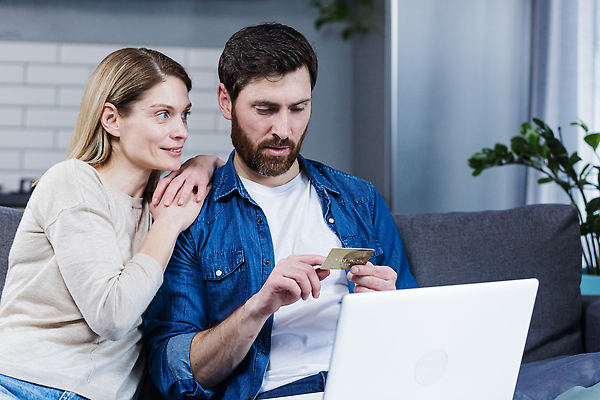 포토 JPG 해외이미지 백인 커플 응시 여자 남자 행복 컨셉 2 비즈니스 포옹 아파트 주택 함께함 실내 사랑 미소 사람 앉기 성인 두명 노트북 쇼핑 컴퓨터 소파 네트워크 신용카드 구매 연결 결제 온라인 계산서 인출 제의 해외202309 해외포토 서양인 시선 감정 의자 관계 안기 모션 표정 내부 건물 금융 전자제품 파일형식