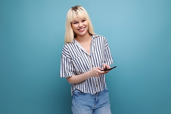 포토 JPG 해외이미지 백인 라이프스타일 여자 유럽 셔츠 통신 모바일 실내 한명 미소 사람 앉기 20대 성인 파란색 스마트폰 핸드폰 금발 잡기 메시지 스마트 블라우스 긍정 주말 온라인 소셜미디어 혼자 성인여자만 카피스페이스 해외202309 해외포토 서양인 1 헤어스타일 나라 컬러 컨셉 상의 모션 표정 청년 내부 생활 전자제품 스마트기기 공백 여자만 성인만 파일형식