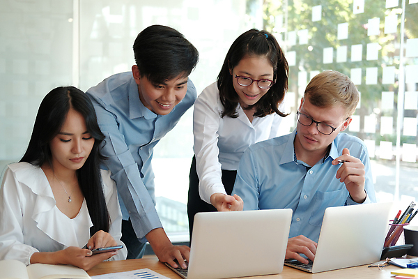 포토 JPG 해외이미지 직업 비즈니스 탁자 아이디어 직장 사람 여러명 금융 컴퓨터 사무실 펜 자료 공연 계산기 업무 작업 비즈니스맨 비즈니스우먼 작업실 상담원 토론 분석 동료 상담 경영자 문서 투자 수익 리뷰 투자자 프로젝트 해외202309 해외포토 여자 남자 가구 다수 컨셉 회사 관계 문구용품 이벤트 경제 전자제품 필기구 장비 직장인 사무원 리더 파일형식