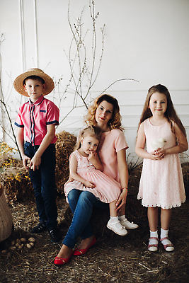 포토 JPG 해외이미지 라이프스타일 응시 딸 행복 감정 아들 어린이 분홍색 포즈 가족 엄마 친절 주택 함께함 실내 따뜻함 사랑 요리 웃음 사람 앉기 소년 여러명 가로 저녁식사 화목 기쁨 빵집 4 세대 돌봄 페스츄리 해외202309 해외포토 시선 남자 빵 컬러 다수 컨셉 관계 모션 표정 내부 건물 생활 숫자 상점 식사 파일형식