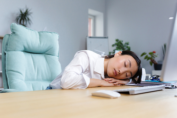 포토 JPG 해외이미지 여자 화분 안경 화초 엎드리기 의자 한명 앉기 상반신 성인 옆모습 사무실 모니터 눈감음 키보드 마우스 잠 스마트 책상 성인여자한명만 해외202309 해외포토 식물 1 잡화 뷰포인트 가구 컨셉 비즈니스 모션 사람 컴퓨터 컴퓨터용품 여자한명만 성인여자만 파일형식