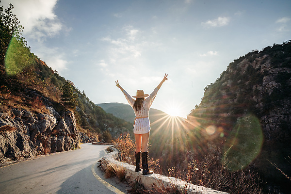 포토 JPG 해외이미지 라이프스타일 응시 여자 행복 여행 컨셉 배낭 자연 휴가 산 한명 사람 야외 뷰티 여행객 우주 맑음 트래킹 하이킹 자유 탐험 정상 숲 언덕 골 백패커 순간 하이커 스타일 힙스터 해외202309 해외포토 1 시선 패션 감정 가방 레저 날씨 생활 생태계 파일형식