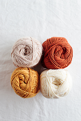 포토 JPG 해외이미지 컬러 오렌지 공 취미 사람없음 빨간색 노란색 흰색 공구 면 고리 뜨개질 바느질 롤 실뭉치 핸드메이드 카피스페이스 해외202309 해외포토 과일 공백 도구 파일형식