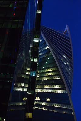포토 JPG 해외이미지 디자인 외관 벽 비즈니스 건축양식 창문 유리 추상 미래 새로움 바닥 그림자 사람없음 건물 금융 파란색 빛 사무실 반사 탑 고층빌딩 어둠 황혼 새벽 방 도시 업무 센터 야간 저녁 큼 장면 지역 타운 빛망울 철강 콘크리트 해외202309 해외포토 자연요소 건축물 건축 컬러 컨셉 무늬 재질 빌딩 경제 일몰 작업 크기 파일형식