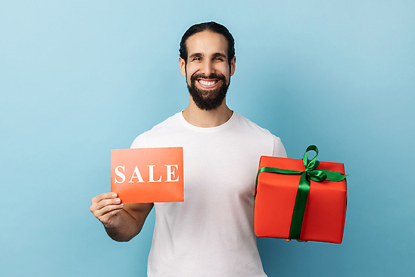 포토 JPG 해외이미지 알파벳 남자 한명 들기 상반신 성인 앞모습 파란색 세일 팻말 절약 성인남자한명만 해외202309 해외포토 1 영어 뷰포인트 컬러 컨셉 모션 프레임 사람 남자한명만 성인남자만 파일형식