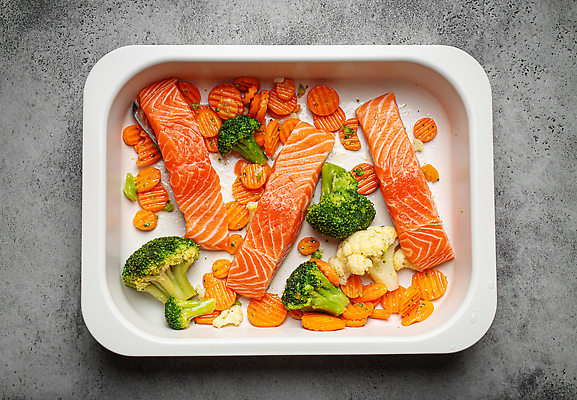 포토 JPG 해외이미지 채소 쟁반 사람없음 하이앵글 당근 연어스테이크 연어요리 컬리플라워 해외202309 해외포토 음식 뷰포인트 뿌리채소 스테이크 브로콜리 연어 파일형식