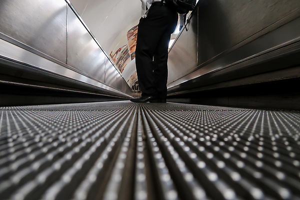 포토 JPG 해외이미지 남자 여행 비즈니스 교통시설 모션 실내 서기 사람 성인 사람없음 산책 보행로 닫기 역 공항 도착 출퇴근 승객 통근 카피스페이스 해외202309 해외포토 길 교통 휴식 내부 공백 시설 출근 파일형식