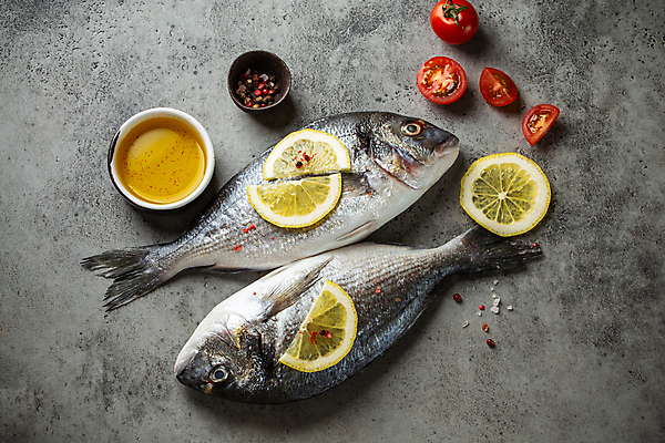 포토 JPG 해외이미지 토마토 검은배경 어류 사람없음 신선 올리브오일 레몬 후추 해외202309 해외포토 백그라운드 채소 과일 검은색 수중동물 기름_음식 향신료 파일형식