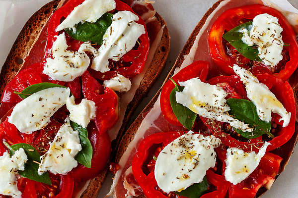 포토 JPG 해외이미지 전통 음식 빵 컬러 조각 잎 토마토 재료 탁자 치즈 샌드위치 요리 사람없음 장식 빨간색 초록색 컬러풀 주방 식사 저녁식사 흰색 혼합 자르기 굽기 허브 향신료 준비 올리브 햄 심플 토스트 부드러움 베이컨 레시피 바질 방법 쉬운 프로방스 핸드메이드 플랫레이 해외202309 해외포토 식물 열매 가구 채소 모션 유제품 육류 돼지고기 감각 플랫 구이 향미료 파일형식