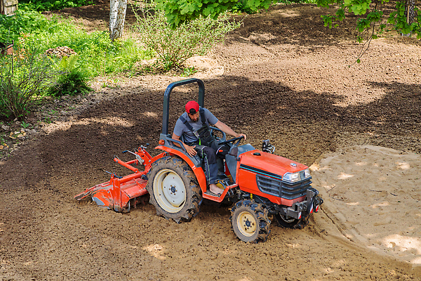 포토 JPG 해외이미지 모래 밭 농업 한명 사람 야외 정원 경작 기계 흙 장비 시골 업무 땅 준비 러시아 트랙터 내추럴 러시아인 밭일 쟁기 해외202309 해외포토 서양인 1 유럽 산업 농사 작업 농기계 특수차량 파일형식