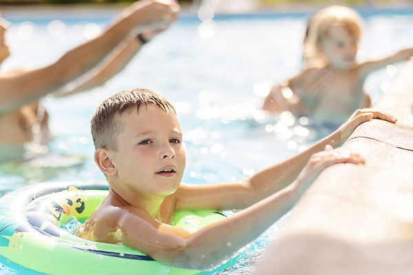 포토 JPG 해외이미지 라이프스타일 공원 수영복 행복 어린이 스포츠 장난 놀이 호텔 휴가 미소 웃음 안전 소년 야외 두명 물 여름 파란색 태양 수영 기쁨 젖음 반지 뜨거움 휴양지 해외202309 해외포토 자연요소 옷 계절 공공시설 남자 감정 컬러 장신구 숙소 표정 사람 생활 장소 수상스포츠 파일형식
