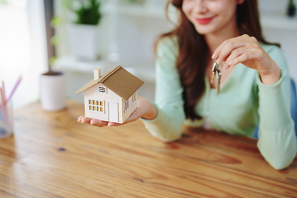 포토 JPG 해외이미지 스튜디오촬영 모델 손 응시 백그라운드 비즈니스 손가락 가족 돋보기 열쇠 부동산 새로움 아파트 주택 한명 가로 빨간색 금융 컬러풀 사무실 세일 쌓기 저축 잡기 비즈니스우먼 투명 변화 구출 재산 선택 플라스틱 책상 검색 시작 예방 투자 점검 보험 발견 대출 개발 인공 제어 해외202309 해외포토 1 시선 여자 컬러 가구 컨셉 관계 모션 재질 실내 사람 건물 신체부위 경제 도움 직장인 파일형식