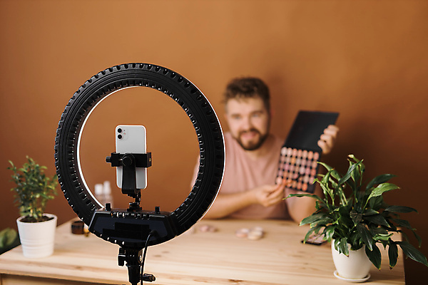 포토 해외이미지 남자 중년 전등 실내 한명 상반신 앞모습 스마트폰 화장 화장용품 방송 화장대 과정 리뷰 소셜네트워크 중년남자한명만 크리에이터 뷰티크리에이터 1인미디어 영상촬영 해외202309 해외포토 직업 1 뷰포인트 가구 컨셉 조명 사람 성인 내부 핸드폰 스마트기기 뷰티 촬영 미용용품 남자한명만 중년남자만 파일형식