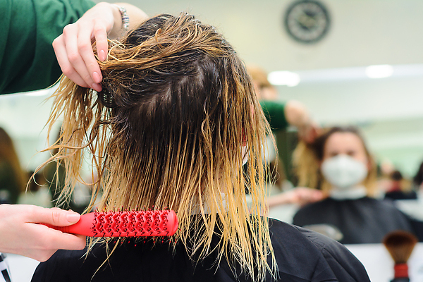 포토 JPG 해외이미지 직업 라이프스타일 헤어스타일 여자 건강 가면 한명 사람 성인 갈색 머리 유행 상점 앞치마 어둠 젖음 붓 머리빗 미용실 미용사 이발 자르기 고객 준비 만들기 돌봄 스타일리스트 이발사 스타일 코로나바이러스 락다운 해외202309 해외포토 1 컬러 모션 생활 신체부위 미용용품 바이러스 뷰티샵 파일형식