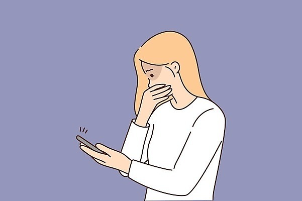 EPS 해외이미지 여자 일러스트 스트레스 피곤 한명 들기 상반신 성인 스마트폰 놀람 무서움 사이버범죄 소셜네트워크 성인여자한명만 해외202309 해외일러스트 1 감정 컨셉 모션 표정 사람 핸드폰 스마트기기 범죄 여자한명만 성인여자만 파일형식 벡터