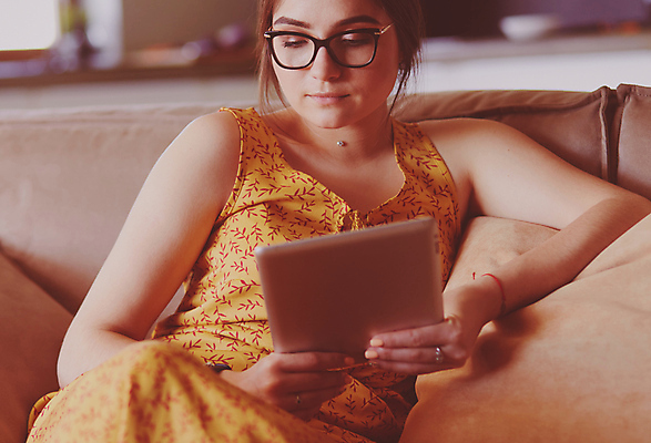 포토 JPG 해외이미지 백인 1 라이프스타일 손 여자 커피 음료 백그라운드 인터넷 비즈니스 통신 탁자 휴식 주택 갈색머리 실내 관리 한명 사람 앉기 성인 컵 노트북 컴퓨터 소파 터치패드 독서 알약 스크린 웹 터치 잡기 휴게실 이메일 연결 무선전화기 전자 패드 터치스크린 해외202309 해외포토 서양인 헤어스타일 식기 가구 컨셉 의자 모션 내부 건물 생활 신체부위 전자제품 약 전화기 파일형식