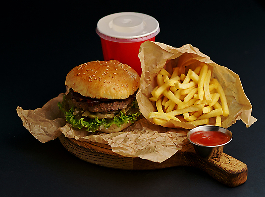 포토 JPG 해외이미지 음료 사람없음 감자튀김 케첩 포장지 나무쟁반 소고기버거 수제햄버거 해외202309 해외포토 포장 감자 쟁반 목재 튀김 햄버거 소스_음식 파일형식