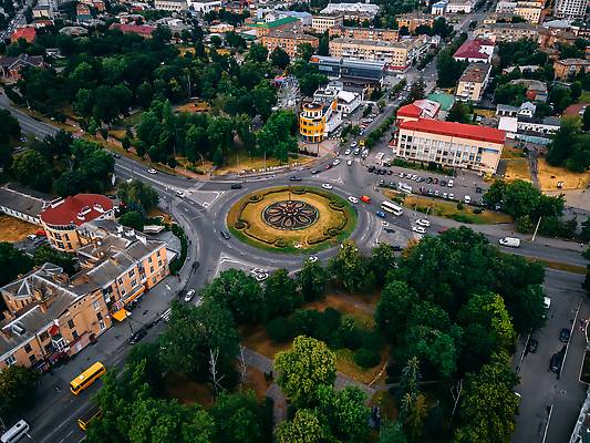 포토 JPG 해외이미지 디자인 유럽 도로 여행 건축양식 교통시설 자동차 전등 거리 버스 주택 안테나 풍경 사람없음 건물 도시풍경 뷰티 운전 도시 원형 고속도로 센터 교차로 승합차 속도 바쁨 짐차 빛망울 대각선 항공촬영 드론 해외202309 해외포토 도형 건축물 건축 나라 길 선 육상교통 뷰포인트 교통 통신 모션 승용차 조명 대중교통 빛 시설 파일형식