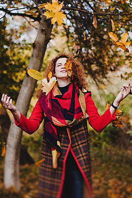 포토 JPG 해외이미지 백인 라이프스타일 드레스 공원 여자 행복 어린이 포즈 자연 엄마 휴식 건강 한명 미소 사람 성인 야외 여름 빛 뷰티 유행 임산부 임신 흰색 아기 잡기 내추럴 돌봄 복부 스타일 해외202309 해외포토 서양인 1 옷 계절 공공시설 감정 컬러 컨셉 가족 모션 표정 생활 신체부위 생태계 파일형식