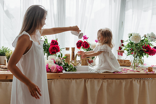 포토 JPG 해외이미지 원피스 여자 꽃 어린이 주전자 상반신 성인 두명 옆모습 컵 금발 흰색 커튼 붓기 싱크대 여자만 소녀만 해외202309 해외포토 식물 헤어스타일 식기 옷 뷰포인트 컬러 모션 주방용품 사람 개수대 어린이만 파일형식