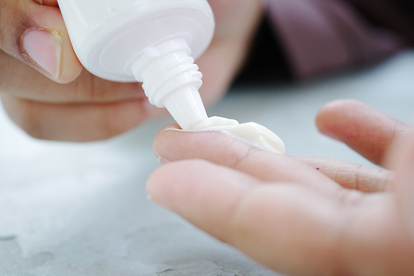 포토 JPG 해외이미지 여자 컬러 실내 건강 사람없음 치료 뷰티 화장품 액체 상품 컨테이너 피부 크림 쇼 부드러움 패키지 기하학 돌봄 바이오 위생관리 해외202309 해외포토 산업 무늬 의학 모션 관리 사람 내부 신체부위 감각 파일형식