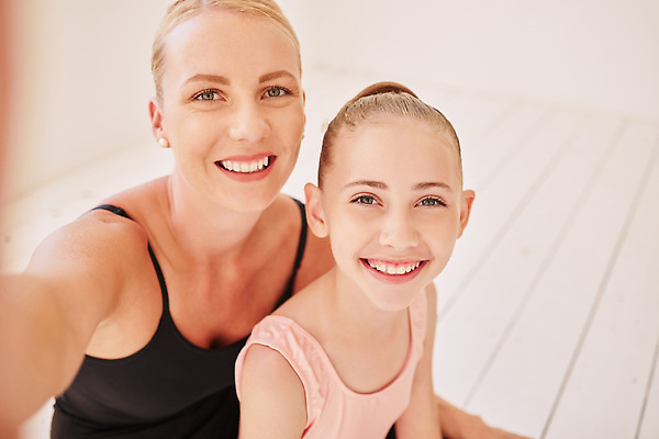 포토 JPG 해외이미지 여자 어린이 모녀 실내 상반신 성인 두명 옆모습 셀프카메라 발레복 손뻗기 발레학원 여자만 해외202309 해외포토 옷 딸 뷰포인트 가족 모션 엄마 사람 내부 사진촬영 발레 학원 파일형식