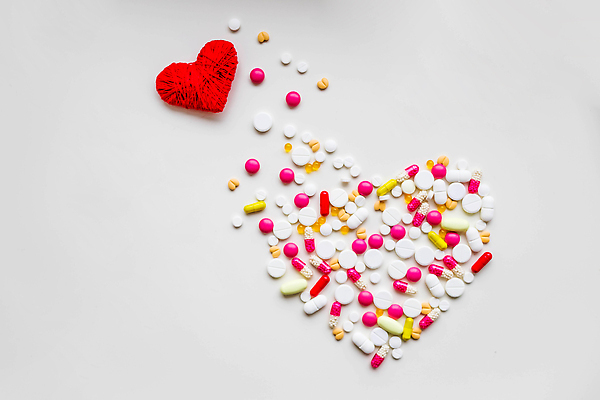 포토 JPG 해외이미지 모양 과학 사랑 사람 사람없음 빨간색 알약 약 진료 고통 긴급 질병 약국 심볼 분석 오브젝트 처방 중독 흙더미 조제 마약 복용 압력 진통제 치료제 치유 헬프 항생제 해외202309 해외포토 감정 컬러 컨셉 의학 흙 도움 만들기 파일형식 더미