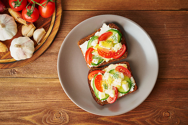 포토 JPG 해외이미지 그릇 조각 방울토마토 단면 오이 마늘 사람없음 계란 신선 로즈메리 나무배경 오픈샌드위치 해외202309 해외포토 식기 백그라운드 토마토 채소 샌드위치 알 허브 파일형식