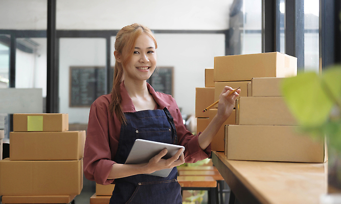 포토 JPG 해외이미지 옷 여자 행복 아시아 인터넷 비즈니스 포장 사업가 성공 주택 한명 동양인 노트북 스마트폰 컴퓨터 상자 알약 판매 상점 비즈니스우먼 상품 상인 고객 확인 온라인쇼핑 패키지 질서 획득 온라인 주인 짐싸기 전자상거래 마케팅 프리랜서 해외202309 해외포토 직업 1 감정 나라 컨셉 사람 인종 건물 전자제품 핸드폰 스마트기기 쇼핑 약 예절 직장인 파일형식