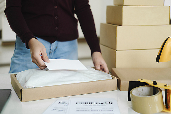 포토 JPG 해외이미지 여자 실내 한명 동양인 성인 쌓기 택배 바코드 테이프 택배상자 박스포장 스캐너 온라인쇼핑몰 성인여자한명만 해외202309 해외포토 1 포장 모션 문구용품 사람 인종 내부 상자 운송업 쇼핑몰 온라인 여자한명만 성인여자만 파일형식