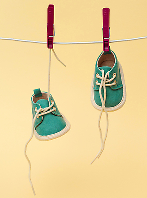 포토 JPG 해외이미지 사람없음 아기용품 빨랫줄 오브젝트 아기신발 빨래집게 해외202309 해외포토 줄 신발 집게 파일형식