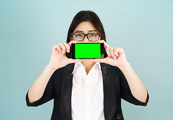 포토 JPG 해외이미지 직업 1 옷 여자 백그라운드 인터넷 비즈니스 모바일 실내 한명 서기 사람 동양인 정장 성인 스마트폰 핸드폰 사무실 뷰티 알약 우주 디지털 스크린 공백 잡기 업무 작업 비즈니스우먼 휴대용 전화기 스마트 쇼 보여주기 고립 목업 카피스페이스 크로마키 비어있는 해외202309 해외포토 컨셉 모션 인종 내부 전자제품 스마트기기 약 직장인 오브젝트 파일형식