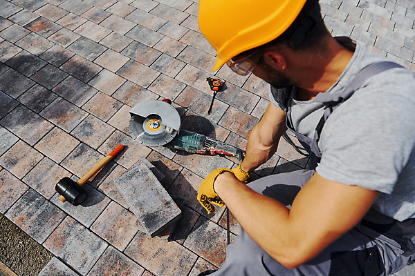 포토 JPG 해외이미지 남자 건축 바닥 작업복 공사 한명 앉기 상반신 성인 옆모습 건설현장 공구 작업 보행로 화강암 성인남자한명만 건설근로자 해외202309 해외포토 직업 1 옷 길 뷰포인트 모션 건설업 사람 암석 도구 남자한명만 성인남자만 파일형식