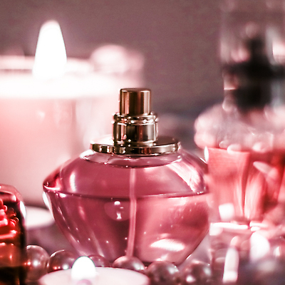 포토 JPG 해외이미지 분홍색 초 촛불 유리 사람없음 투명 분위기 고급 향수 보케 향수병 해외202309 해외포토 컬러 컨셉 재질 화장품 병_담는 파일형식