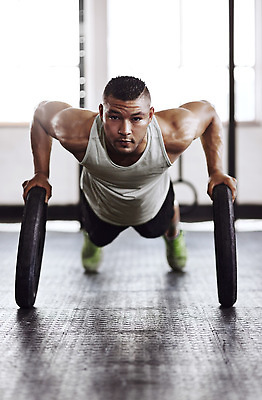 포토 JPG 해외이미지 전신 남자 근육 한명 성인 앞모습 운동 헬스장 자신감 팔굽혀펴기 성인남자한명만 해외202309 해외포토 1 감정 뷰포인트 건강 사람 헬스 남자한명만 성인남자만 파일형식