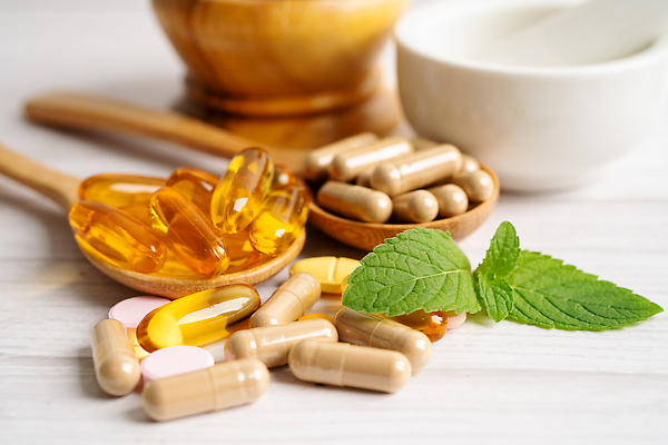 포토 JPG 해외이미지 건강 사람없음 알약 약 숟가락 허브 유기농 절구 절구방아 해외202309 해외포토 식물 웰빙 의학 수저 도구 파일형식